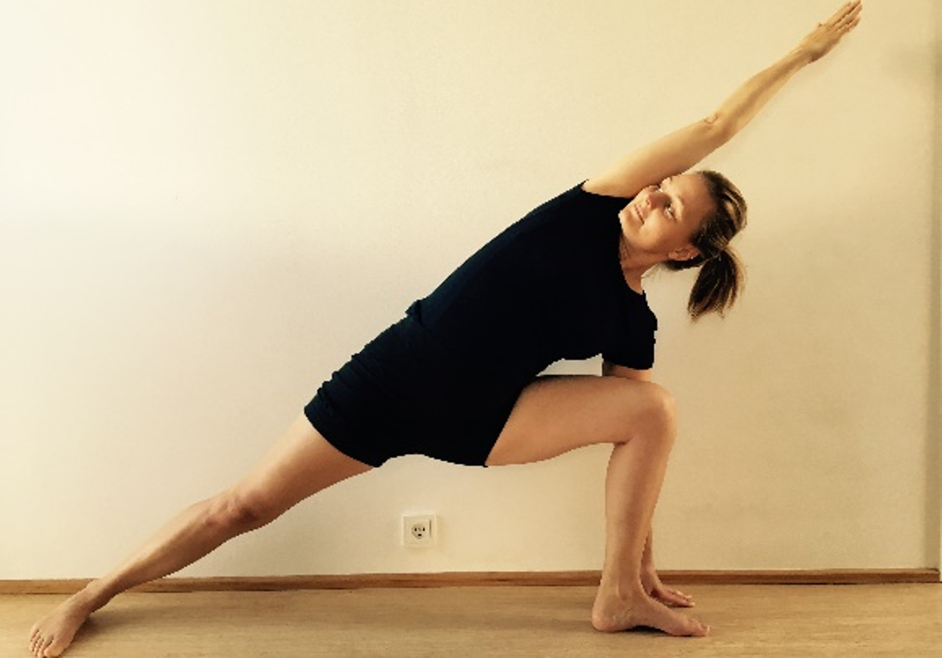 Vedbaek Yoga - Grethe Vinter in Utthita Parsva konasansa